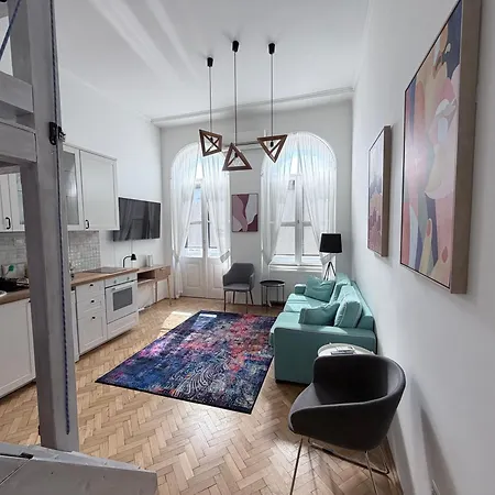 V10 Luxury Downtown Apartmán *